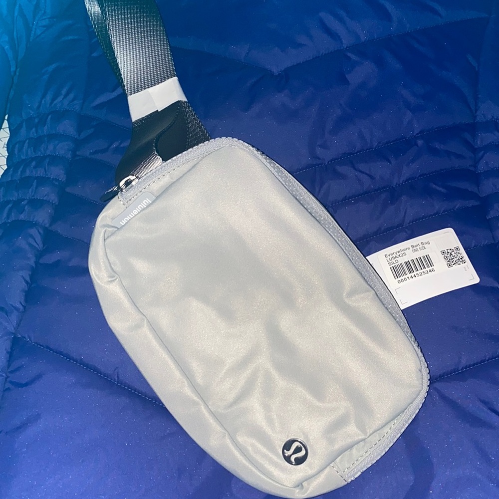 Lululemon everywhere bag NWT silver drop